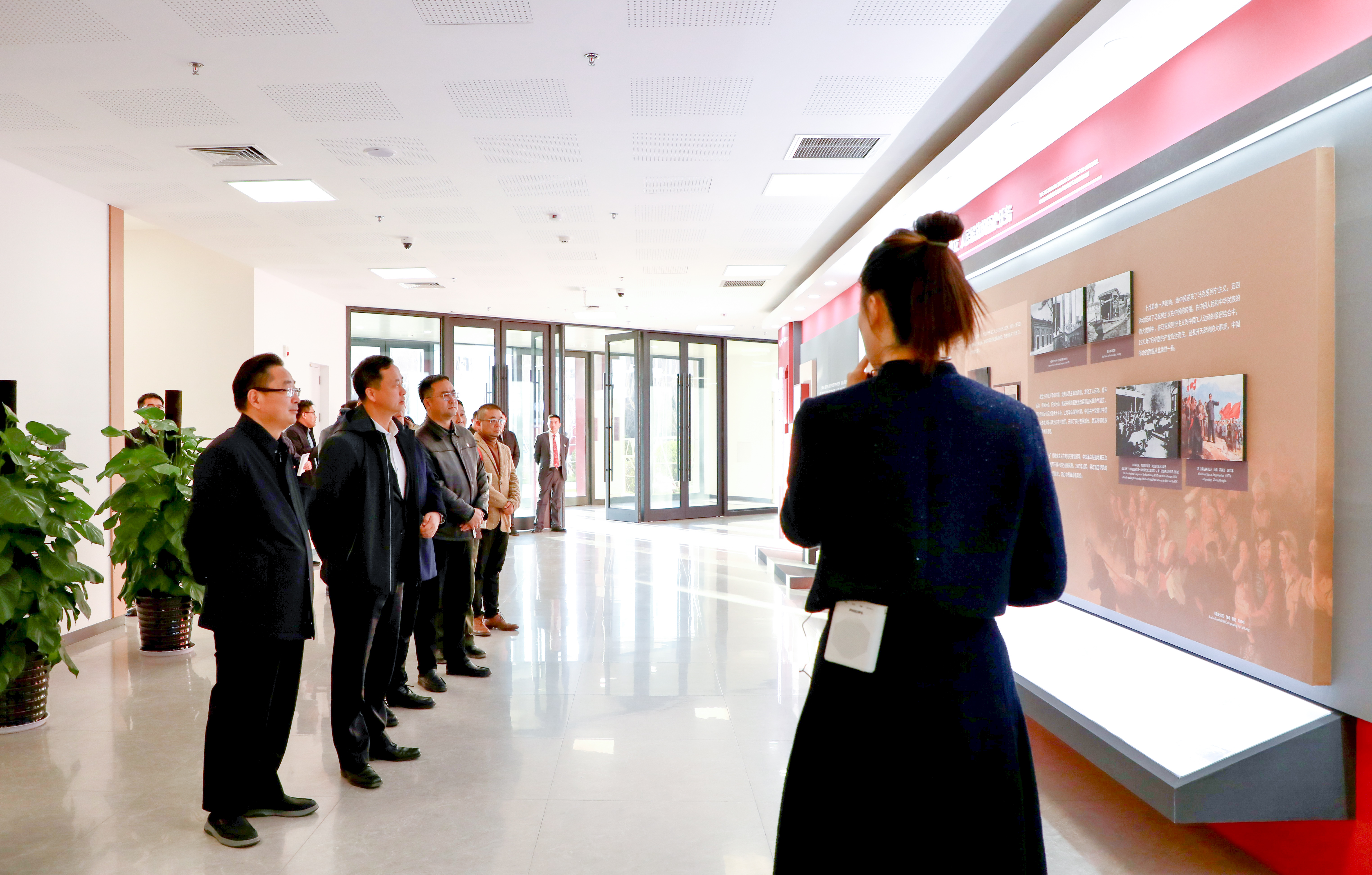 参观展览.jpg